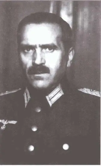 Полковник МА Меандров Генерал Власов присутствует на молебне - фото 5