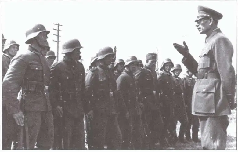 Генерал Власов перед строем бойцов РОА А Власов на учениях Восточного - фото 8