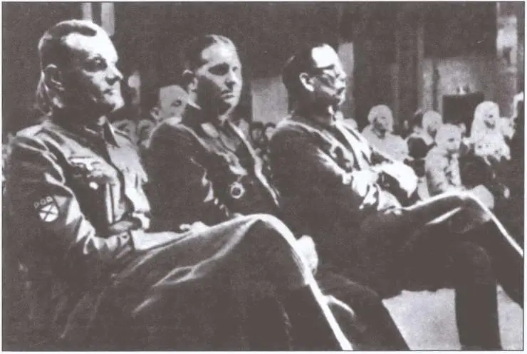 Генералы Ф Трухин Г Ашенбреннер и А Власов на встрече с восточными рабочими - фото 19