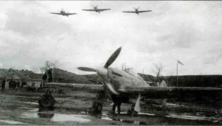 Аэродром Ваенга сентябрьоктябрь 1941 года На земле стоит Харрикейн IIВ - фото 36