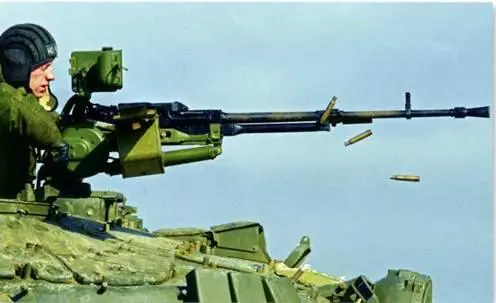 Военнослужащий ведет стрельбу из танкового пулемета НСВТ Варианты пулемета - фото 13