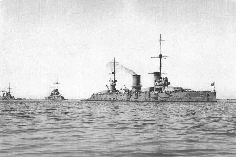 Дредноуты Балтики 25 июля 1915 г Головным в строю стоит линейный корабль - фото 71