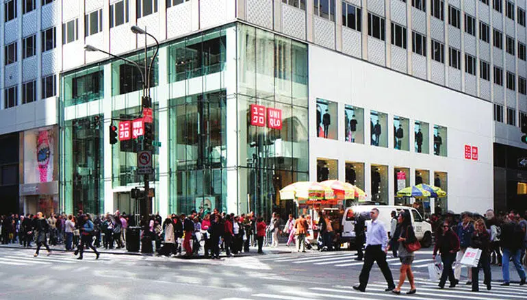 Пешеходный трафик возле магазина японского ретейлера Uniqlo 666 Fifth Avenue - фото 25