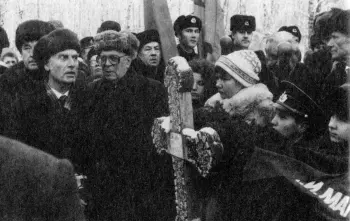 В годовщину смерти А И Маринеско Третья справа его младшая дочь Татьяна - фото 68