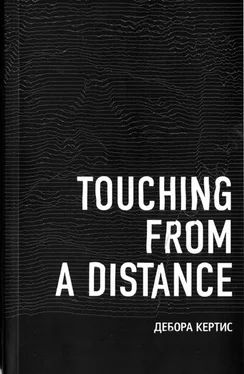 Дебора Кертис Touching From a Distance обложка книги