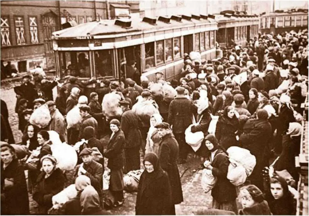 Посадка в трамвай эвакуируемых из Ленинграда Сентябрь 1941 г Но вернемся к - фото 7