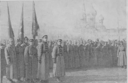 Парад на Куликовом поле в Одессе 7 ноября 1924 года У знамени артиллерийского - фото 3
