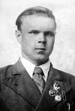 Перед призывом в армию Тула 1940 г Представитель части на местном поезде - фото 3