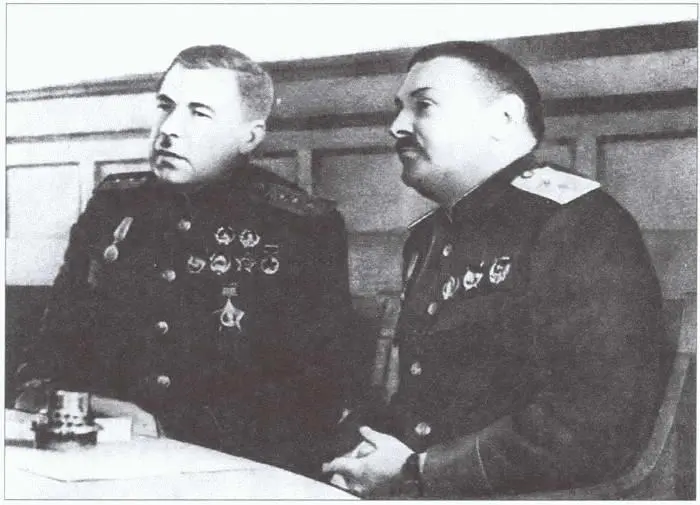 Командующий Ленинградским фронтом ЛА Говоров слева и член Военного совета - фото 7