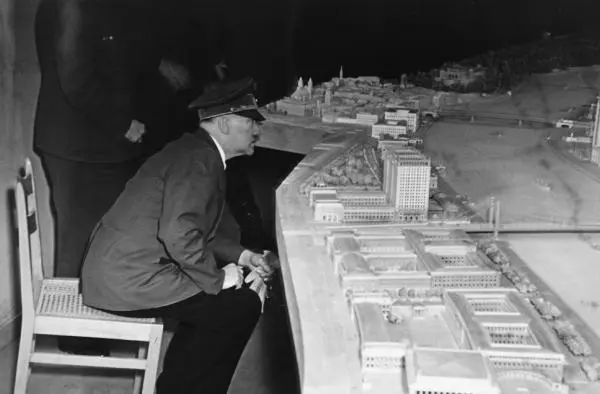 Берлин март 1945 г За несколько недель до самоубийства Адольф Гитлер посещал - фото 14