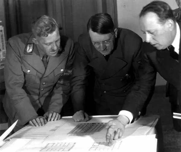 Берхтесгаден Германия Им казалось что войну еще можно выиграть Гитлер - фото 15