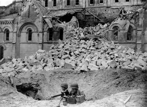 СенЛо Франция июль 1944 г Накрытое американским флагом тело командира - фото 18