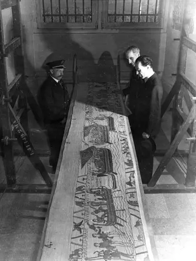 Париж осень 1944 г Жак Жожар справа в глубине директор Французских - фото 19