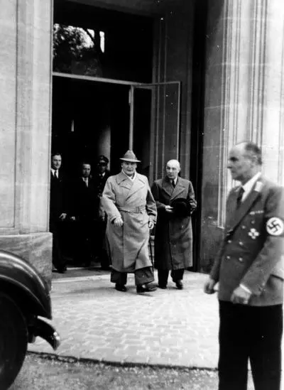 Париж Геринг на выходе из музея ЖёдеПом по завершении одного из двадцати - фото 23