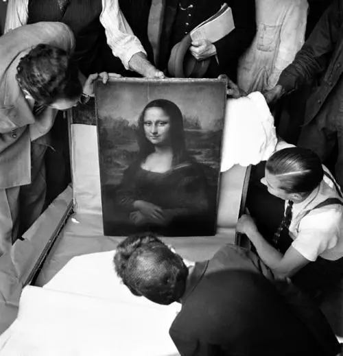 Париж 1945 г Сотрудники Лувра извлекают Мону Лизу из ящика С 1939 по 1945 - фото 27