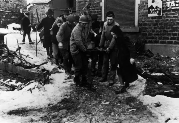 ЛаГлез Бельгия 1 февраля 1945 г Хранитель памятников Уокер Хэнкок на фото - фото 32