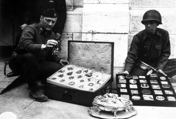 Нойшванштайн Германия май 1945 г Хранитель памятников Джеймс Роример слева - фото 36