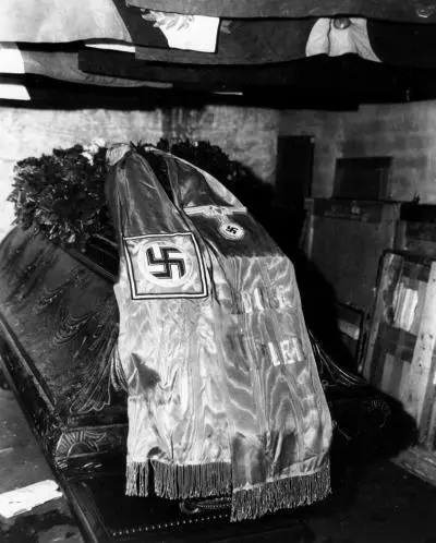 Бернтероде Германия май 1945 г Бронзовый саркофаг Фридриха Вильгельма I - фото 37