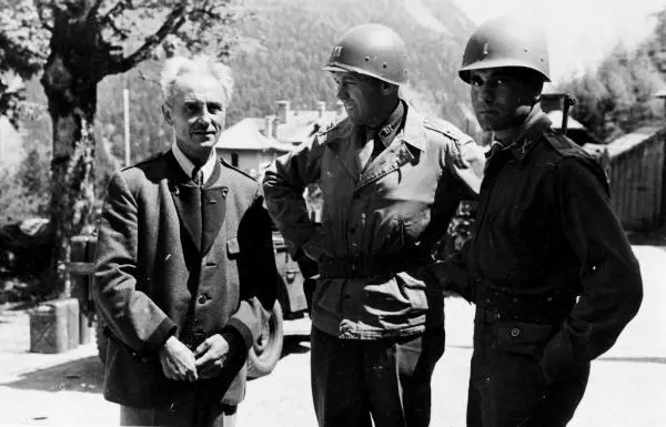 Альтаусзее Австрия май 1945 г Доктор Герман Михель хранитель Роберт Поузи и - фото 39