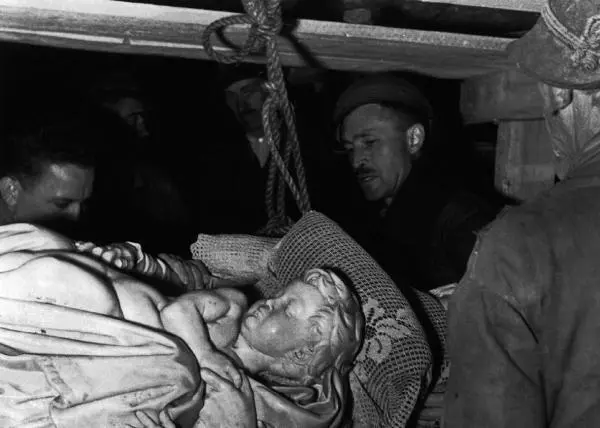 Альтаусзее Австрия 10 июля 1945 г Извлечение из соляной шахты бесценных - фото 43