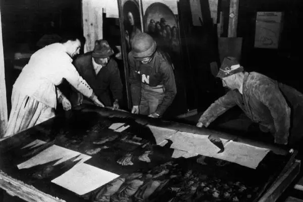 Альтаусзее Австрия июль 1945 г Центральную панель Гентского алтаря оказалось - фото 44