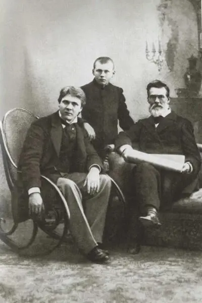 Ф И Шаляпин с отцом и братом Василием Конец 1890х гг Федор Шаляпин 1892 - фото 19