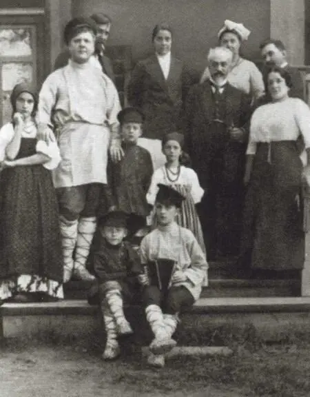 Ф И Шаляпин с детьми в Ратухине 1912 г В А Теляковский Ф И Шаляпин - фото 54