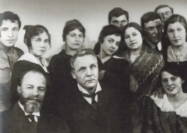 Ф И Шаляпин и В И НемировичДанченко со студийцами 2й студии МХТ 1916 г - фото 59