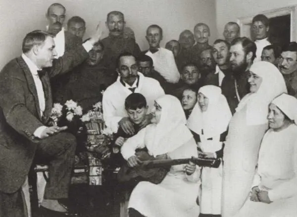 После концерта в лазарете для солдат 1914 г Кабинетгостиная Ф И Шаляпина - фото 65