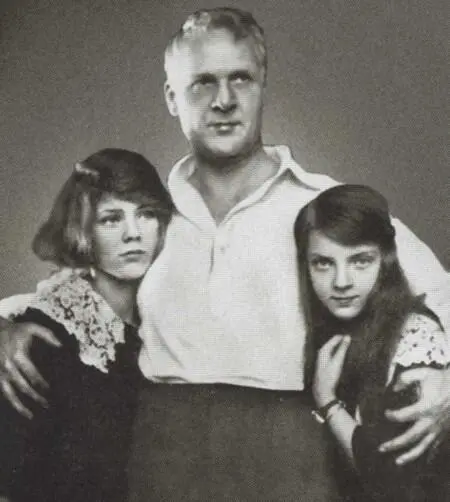 С дочерьми Марфой и Мариной 1923 г С Дугласом Фэрбенксом в ЛосАнджелесе - фото 70