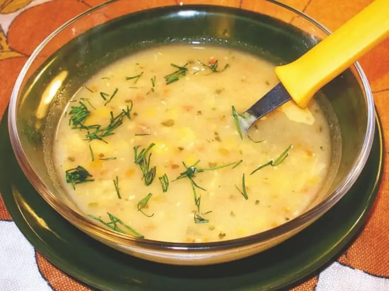 Гороховый суп на курином бульоне с копченым беконом морковью луком сушеными - фото 2