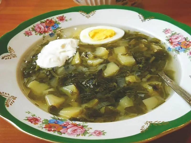 Щавелевые щи на курином бульоне с картофелем луком сметаной и яйцами - фото 3