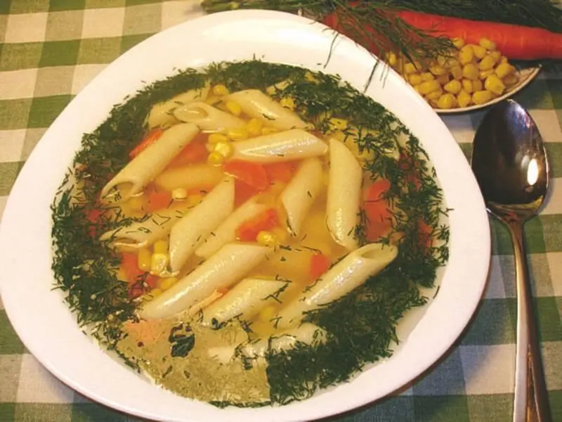 Суп на курином бульоне с макаронными изделиями кукурузой морковью и укропом - фото 4
