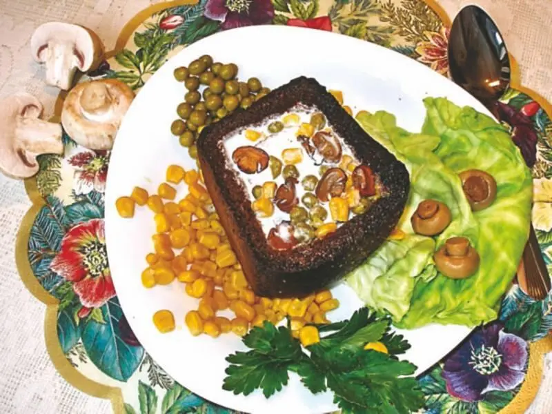 Суп в горшочках из хлеба с шампиньонами кукурузой зеленым горошком и молоком - фото 6