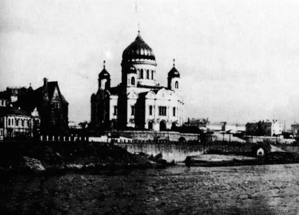Вид на храм от Берсеневской набережной на левый берег реки Москвы Слева - фото 31