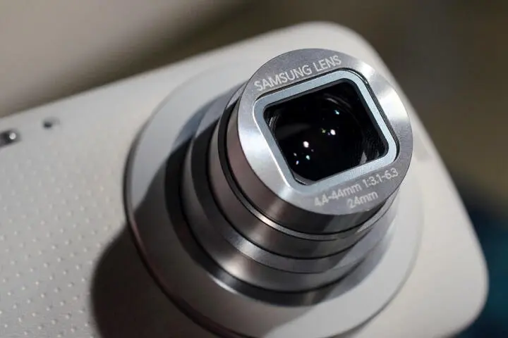 Объектив смартфона Samsung Galaxy K Zoom фото thevergecom Объектив - фото 16