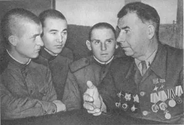 Волнующий рассказ о войне Беседу ведет Герой Советского Союза Герой - фото 18