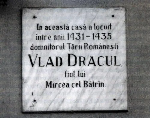 Мемориальная доска на стене Casa Dracula в Сигишоаре не имеет отношения к тому - фото 21