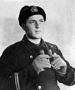 Лейтенант Семен Хигер На снимке слева направо лейтенанты Николай Даньшин - фото 8