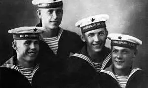 Такими были они летом 1941 года перед назначением на плавбатарею Слева направо - фото 11