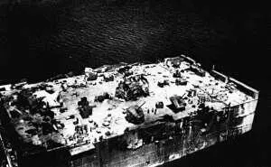 Плавбатарея 3 после рокового боя 19 июня 1942 года На палубе между двумя - фото 31