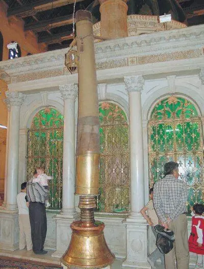 Столб явно символизирующий огромную свечу в подсвечнике установленный слева - фото 526