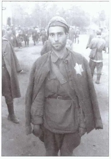 Советский военнопленный с желтой звездой Давида 1941 г Советские - фото 11