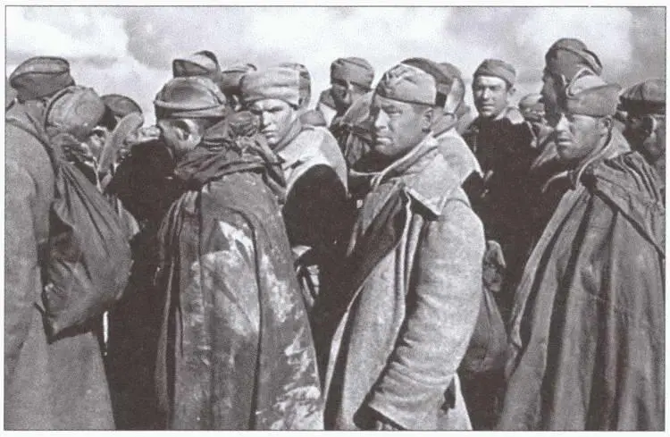 Советские военнопленные 1941 г Советские женщинывоеннопленные 1941 г - фото 12