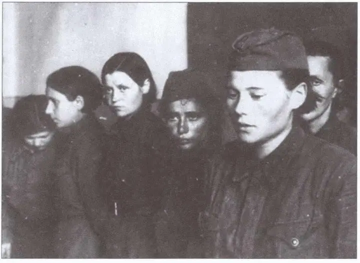 Советские женщинывоеннопленные 1941 г Поезд с военнопленными Октябрь - фото 13