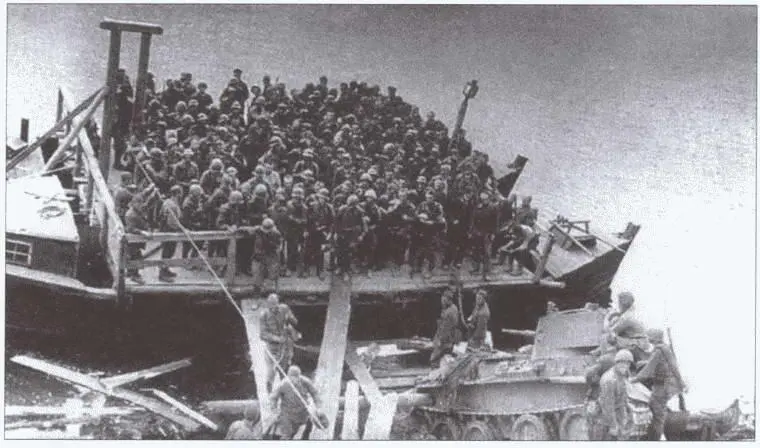 Немецких пленных переправляют в тыл через Березину на пароме 1941 г - фото 18
