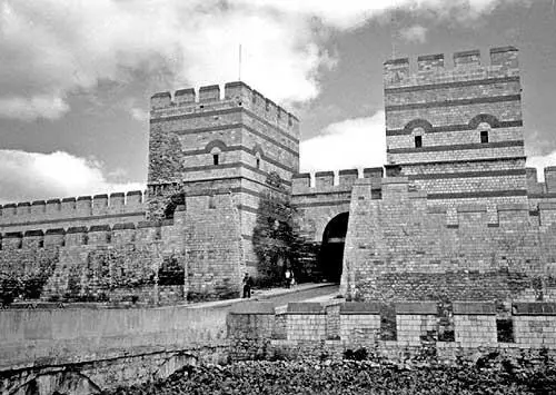Рис 14 Частично реставрированные стены Константинополя Фотография сделана - фото 4
