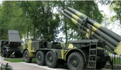 Боевая машина 9П140 Пакет направляющих в боевом положении домкраты опущены - фото 7