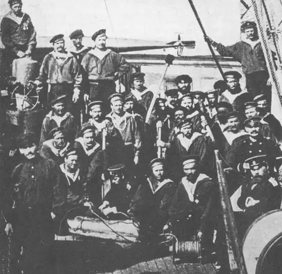 На палубе Великого Князя Константина В центре сидит с крылатой миной - фото 136