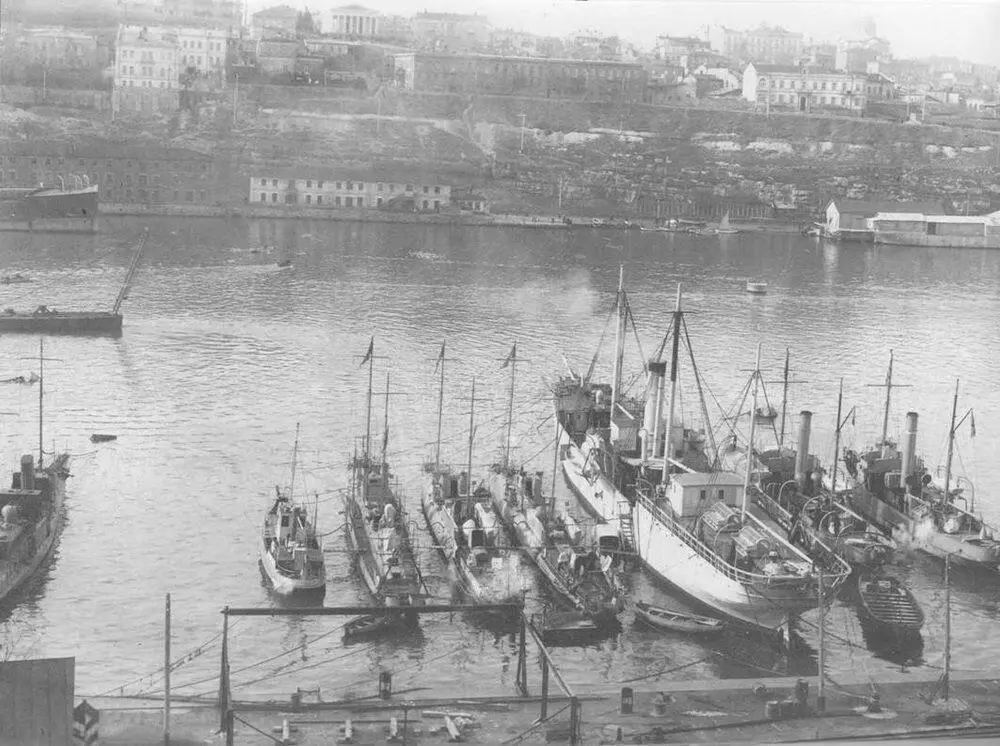 Миноносцы тральщики в Севастополе последней стр вклейки Царизм - фото 189